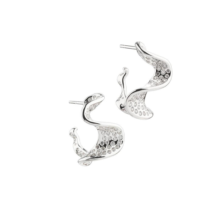Aqua Dulce Rhumba Darling Hoop silverörhängen i vågform med gnistrande stenar, modell 6001-6001-1.