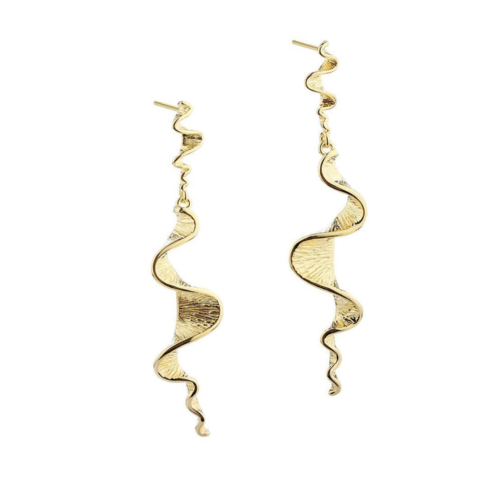 Aqua Dulce Rhumba Långa örhängen guldpläterade visar eleganta, vridna hängen i en glänsande guldfinish. Modell 5406-5406-1