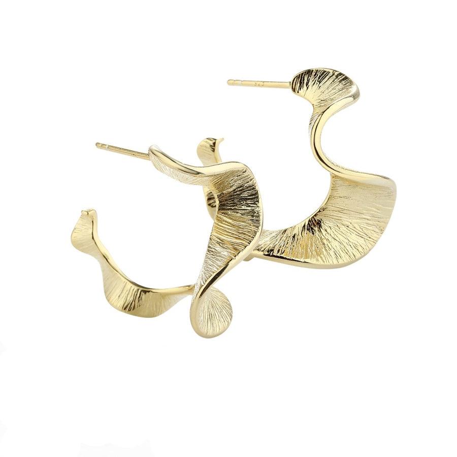 Aqua Dulce Rhumba Medium Hoop Creole, guldfärgade örhängen med vågig texturerad design, modell 5320-5320-1.