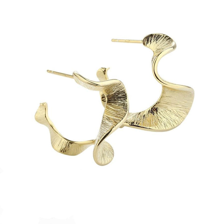 Aqua Dulce Rhumba Medium Hoop Creole, guldfärgade örhängen med vågig texturerad design, modell 5320-5320-1.