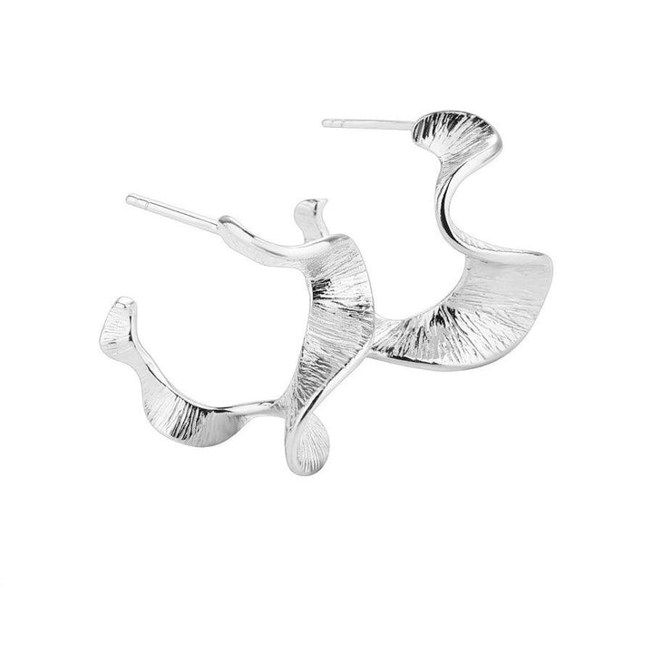 Aqua Dulce Rhumba Medium Hoop i silver. Moderna örhängen med organisk struktur, glänsande och matt finish. Modell 5319-5319-1.