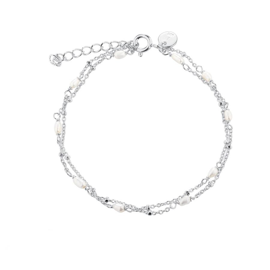 Aqua Dulce Rice Dot Dubbelarmband med dubbla silverkedjor och små vita pärlor. Modell 5371-5371-1