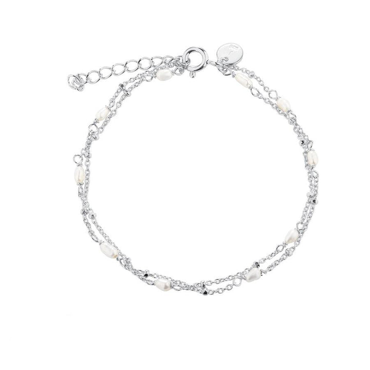 Aqua Dulce Rice Dot Dubbelarmband med dubbla silverkedjor och små vita pärlor. Modell 5371-5371-1