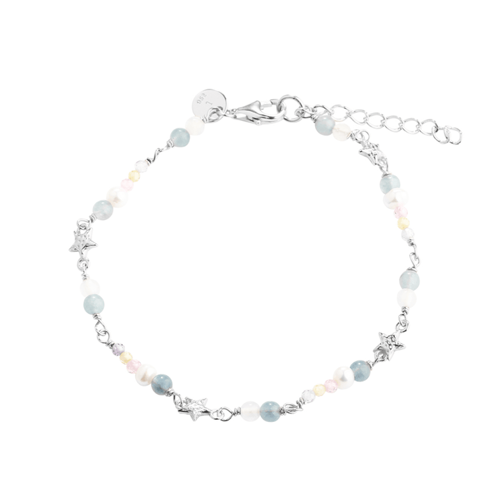 Aqua Dulce Stella Armband i silver visar ett vackert armband med ljusa pärlor och små stjärnor, modell 6169-1.