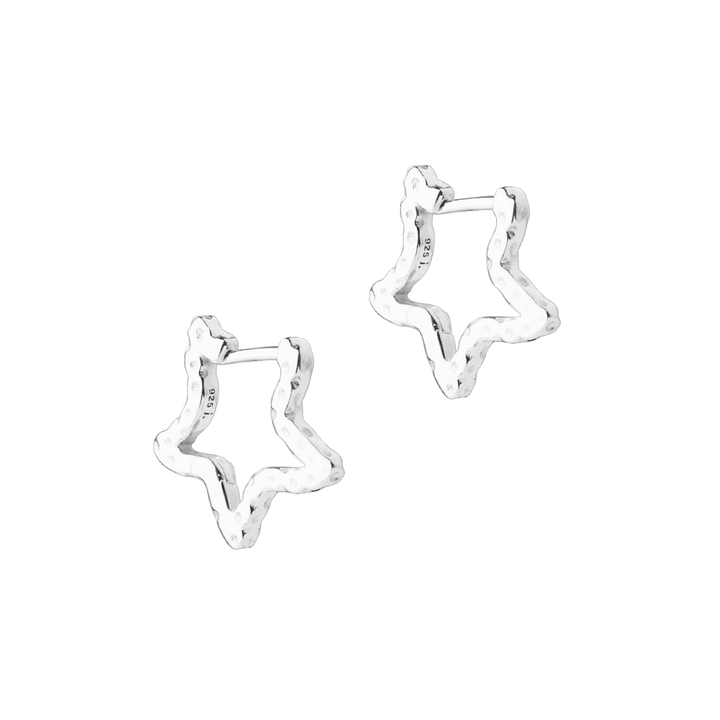Aqua Dulce Stella Hoops i silver stjärnformade örhängen med hamrad finish. Modell 6159-1.