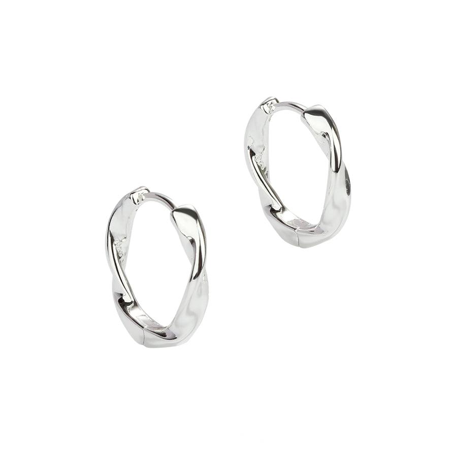 Aqua Dulce Twirl Hoop Silver 13mm visar ett par små, tvinnade silverörhängen, enkel och glänsande design. Modell 5634-1.