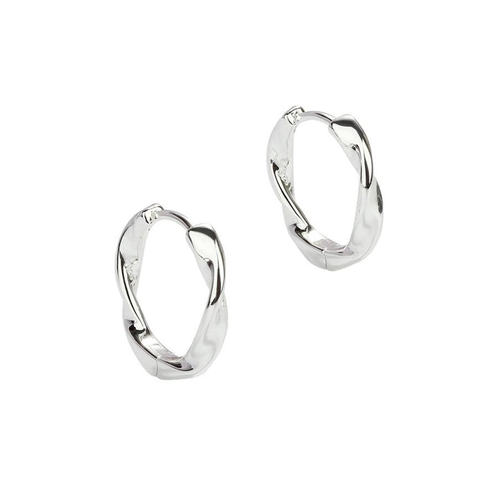 Aqua Dulce Twirl Hoop Silver 13mm visar ett par små, tvinnade silverörhängen, enkel och glänsande design. Modell 5634-1.