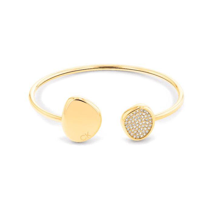 Calvin Klein Enchant Bangle armband i guld med organisk form och glänsande detaljer. Modell 35000215