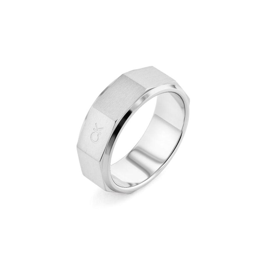 Calvin Klein Latch Ring visar en bred, silverfärgad herrring i borstad stål med facetterad kant. Modell 35000316-001.