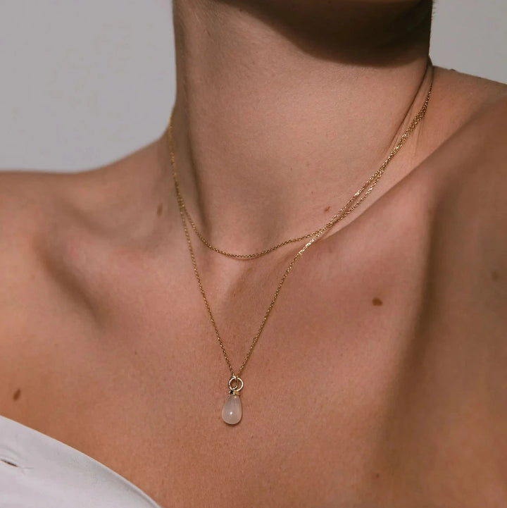 carre-10-karat-drop-trähänge-m-manesten vackert dropphänge i guld med vit sten på modell. Modell TL4395MO-2