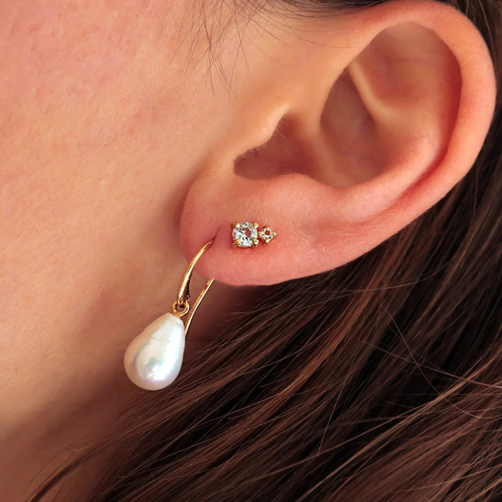 Carre bon bon örhängen med blå topas guldpläterad i örat, gnistrande stenar och elegant design. Modell FS4445BT-2