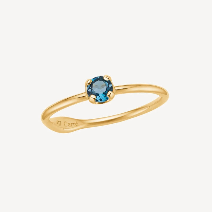 Carre Iris 10kt guldring m. London Blue Topaz visar en enkel guldring med blå ädelstenar. Modell TR4109LBT-001