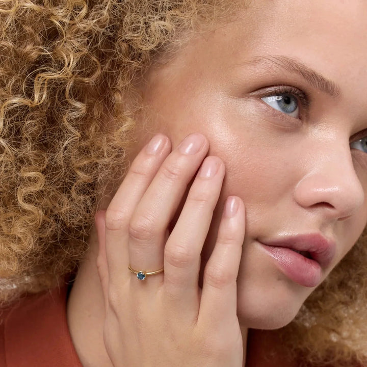 carre-iris-10kt-guld-ring-m-london-blå-topaz-tr4109lbt-001 sedd till hands, guldring med blå topassten. Modell TR4109LBT-001