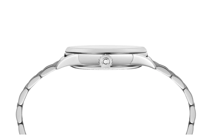 Certina DS-1 svart urtavla Powermatic 80 38mm sett från sidan, tunn silverfärgad klocka och kedja, elegant uttryck.