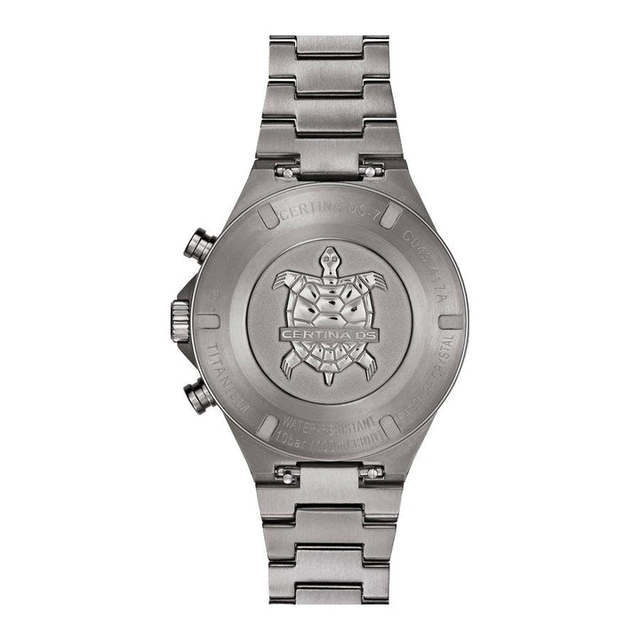 Certina DS-7 Chronograph Quartz Blue Titanium 41mm, detalj på fodralet bak med sköldpaddamotiv.