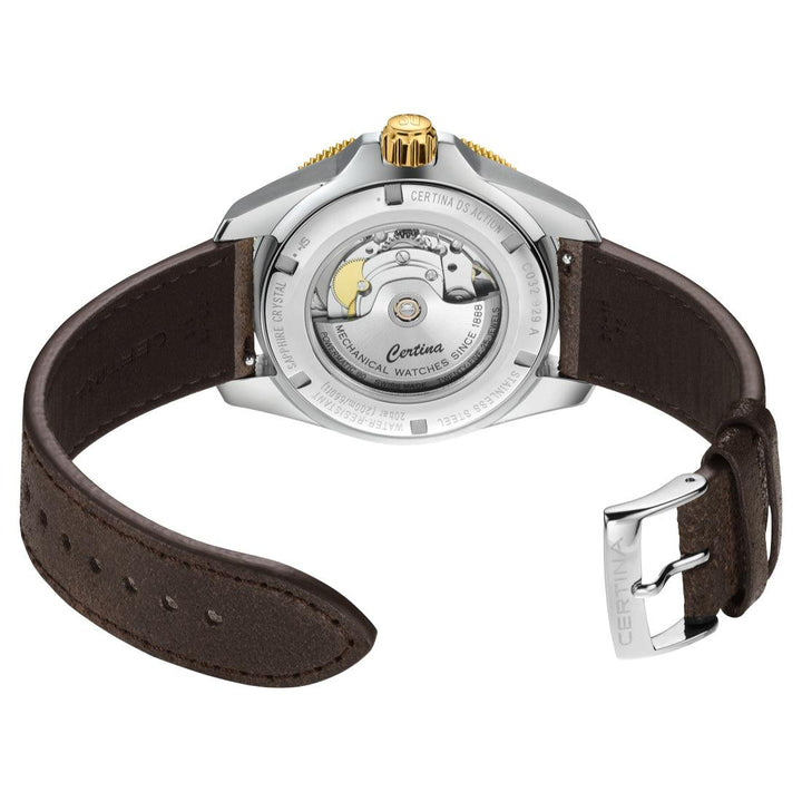 Certina DS Action GMT Powermatic 80 bakifrån med öppen brun läderrem och synlig rörelse, modell C0329292605100