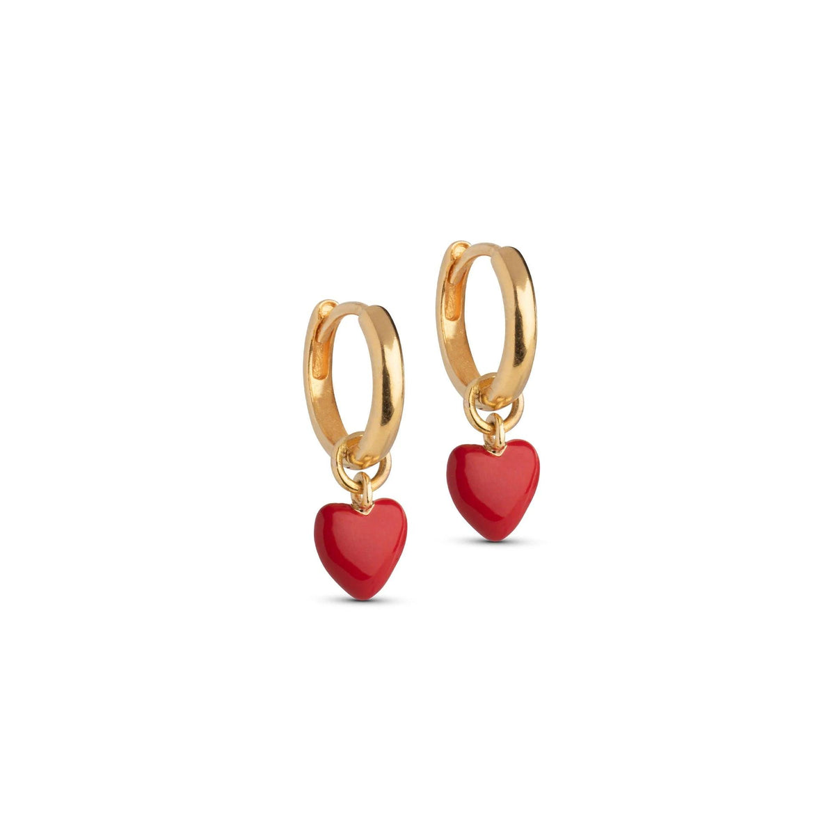 Enamel Amore Hoops Red Heart visar guldfärgade örhängen med röda emaljhjärthängen. Modell e376g-red-1.