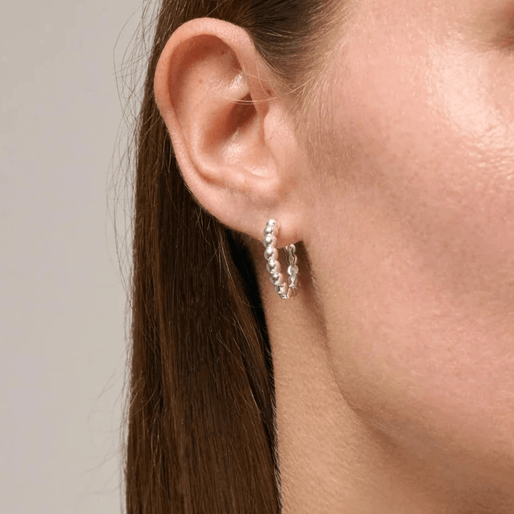 enamel boll stora solvbågar 20mm e403s visas bära i örat, silverkulörhängen på modell, modell e403s