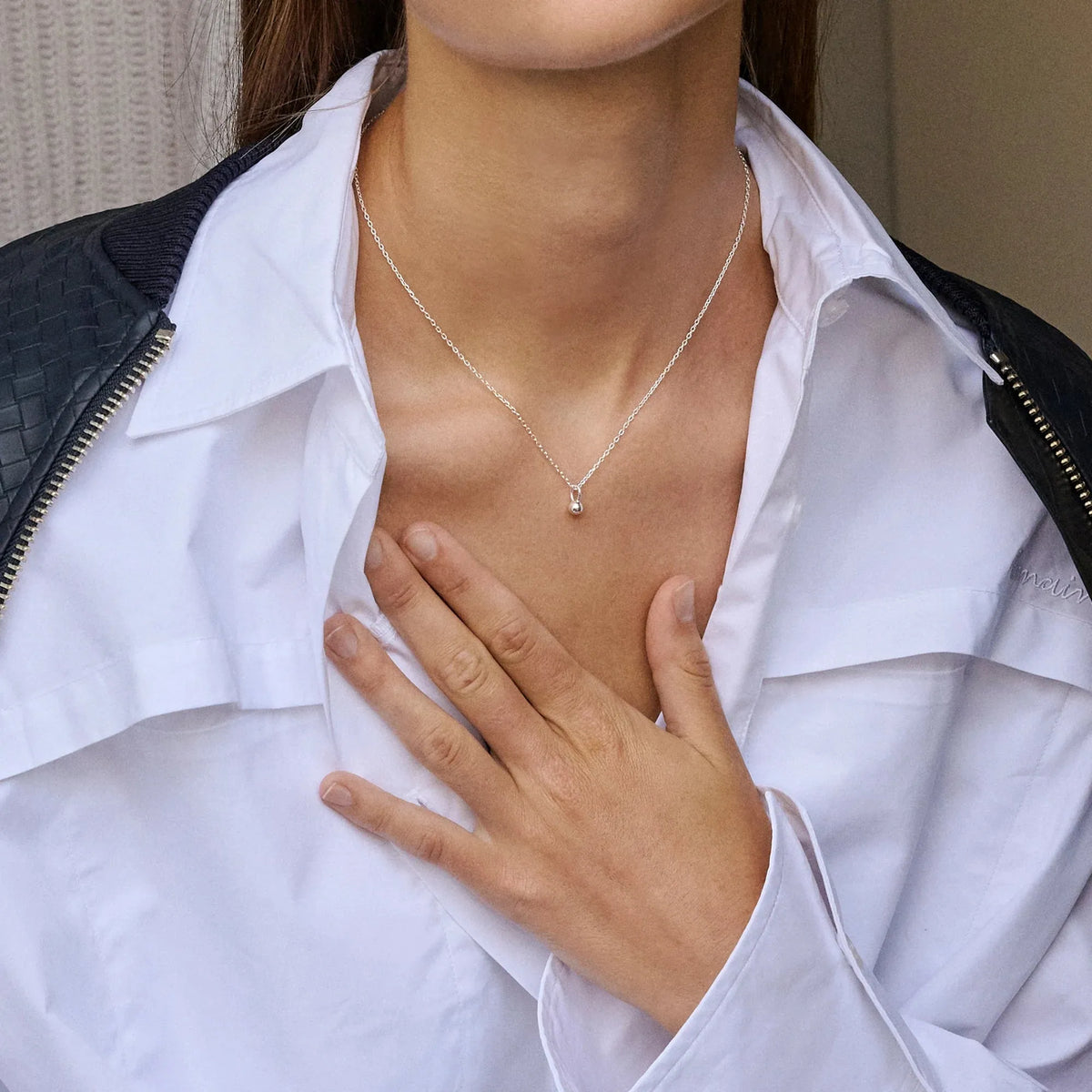 enamel ballonghalsband i silver med hänge som bärs av kvinna i vit skjorta, modell n133s-1