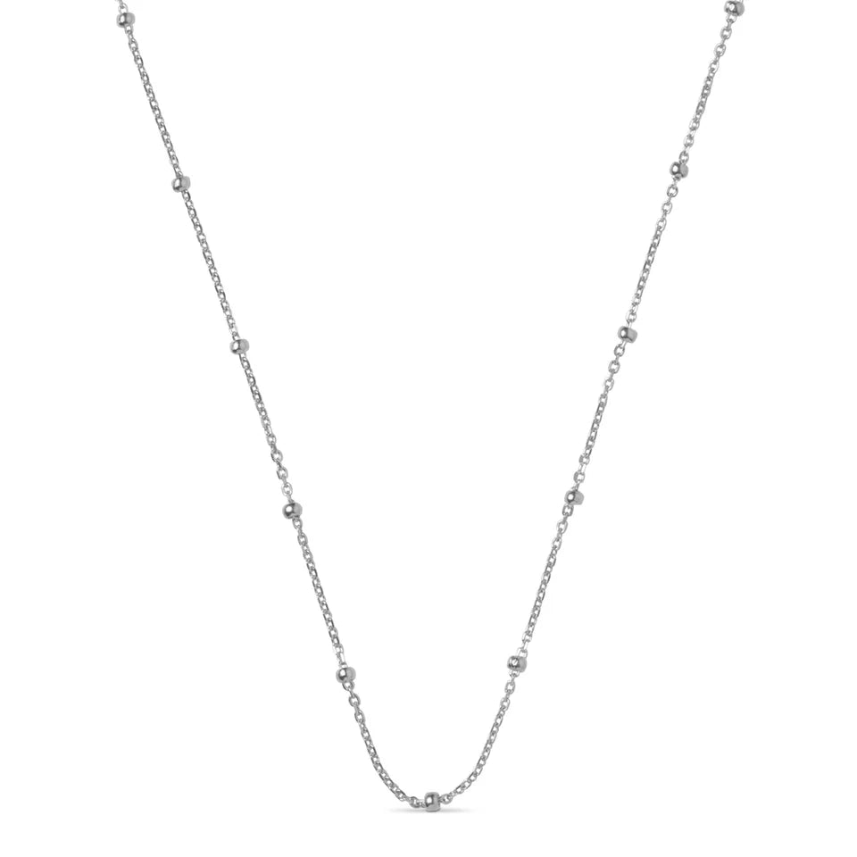 Enamel Pärlkedja Halsband i silver visat på vit bakgrund, minimalistisk design med små silverpärlor. Modell n141s-1