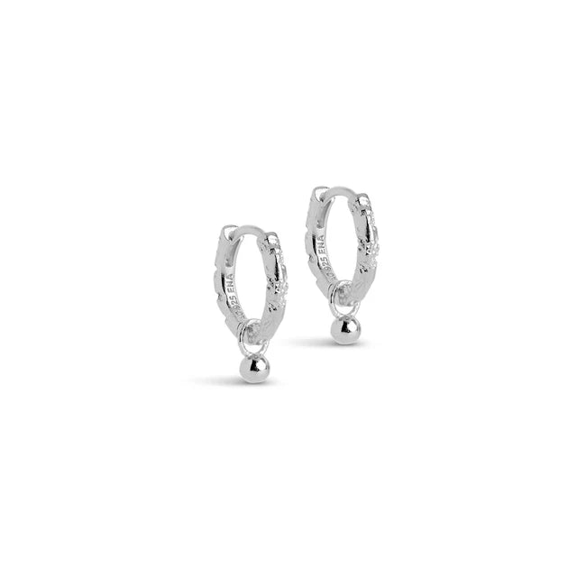 Enamel Belle Hoops i silver, små örhängen med kulhängen i blank silverlook. Modell e245sm-1.