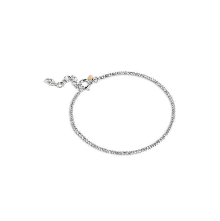 Enamel Curb Chain Armband Silver visar ett enkelt silverarmband med fin kedja och liten gulddetalj. Modell b123s-b123s-1