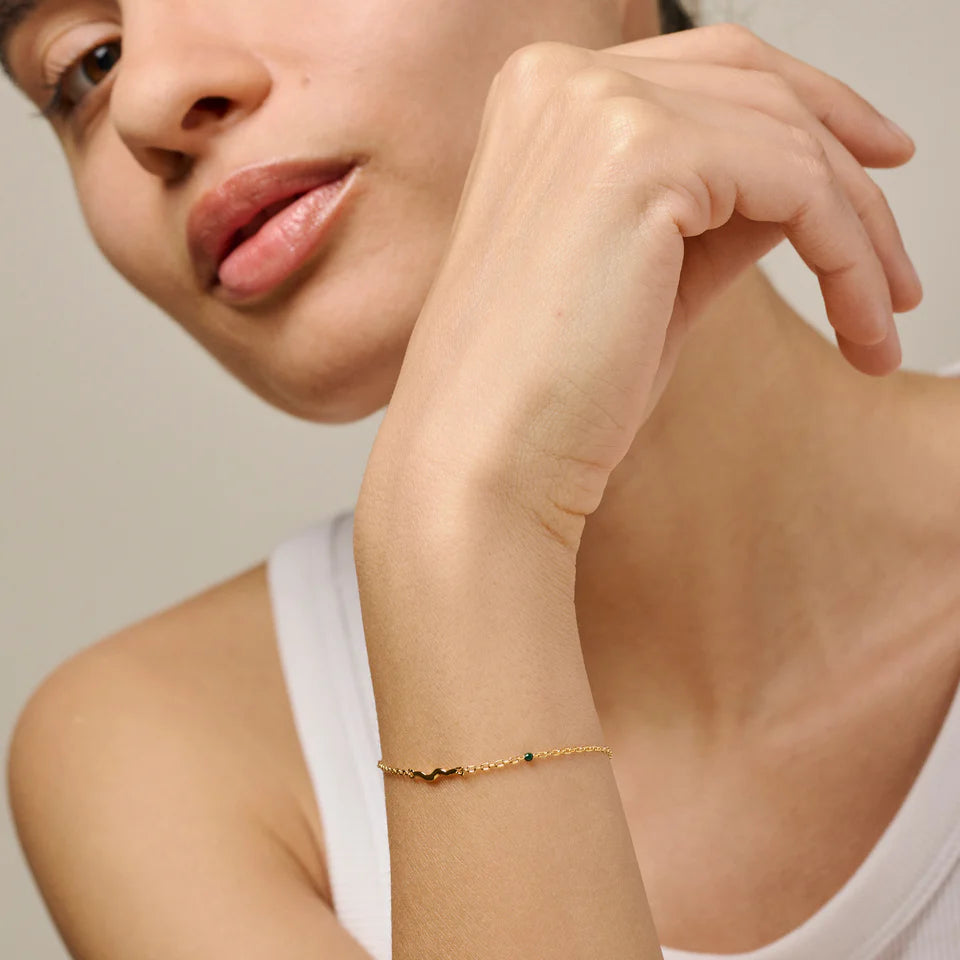 Enamel Etta Armband i guldpläterat silver som bärs av kvinnor. Elegant, tunt guldarmband. Modell b149g-1