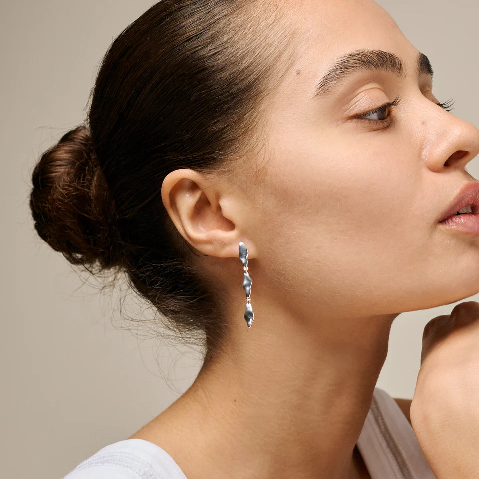 enamel Indien medelstora örhängen i silver visade på kvinna, elegant och skulpturell design, modell e435s-1