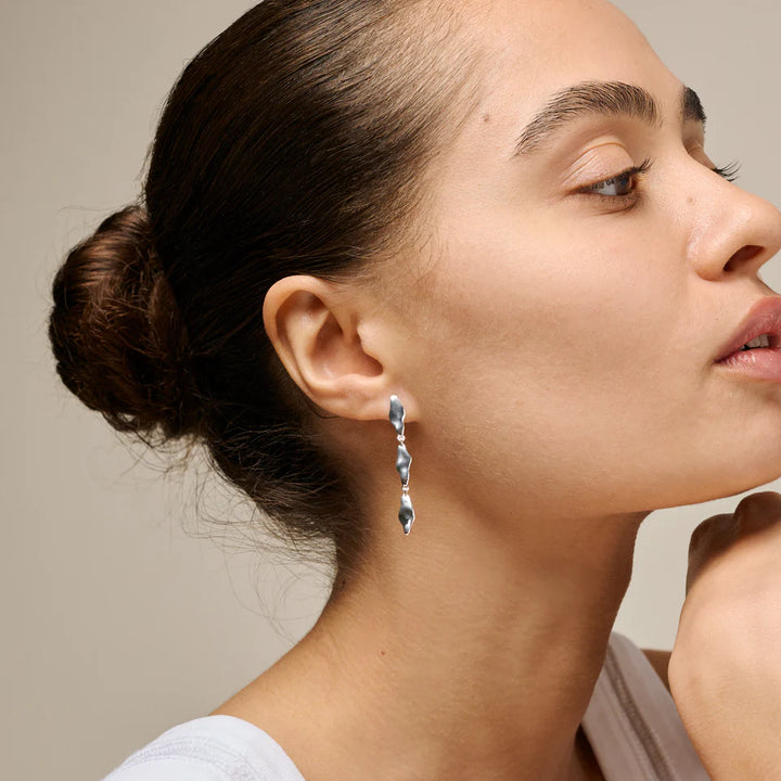 enamel Indien medelstora örhängen i silver visade på kvinna, elegant och skulpturell design, modell e435s-1