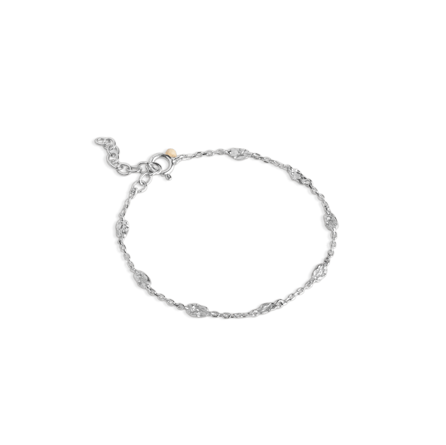 Enamel Kia armband i sterling silver, fin kedja med ovala detaljer, visat på enfärgad bakgrund. Modell B124SM-B124SM-1