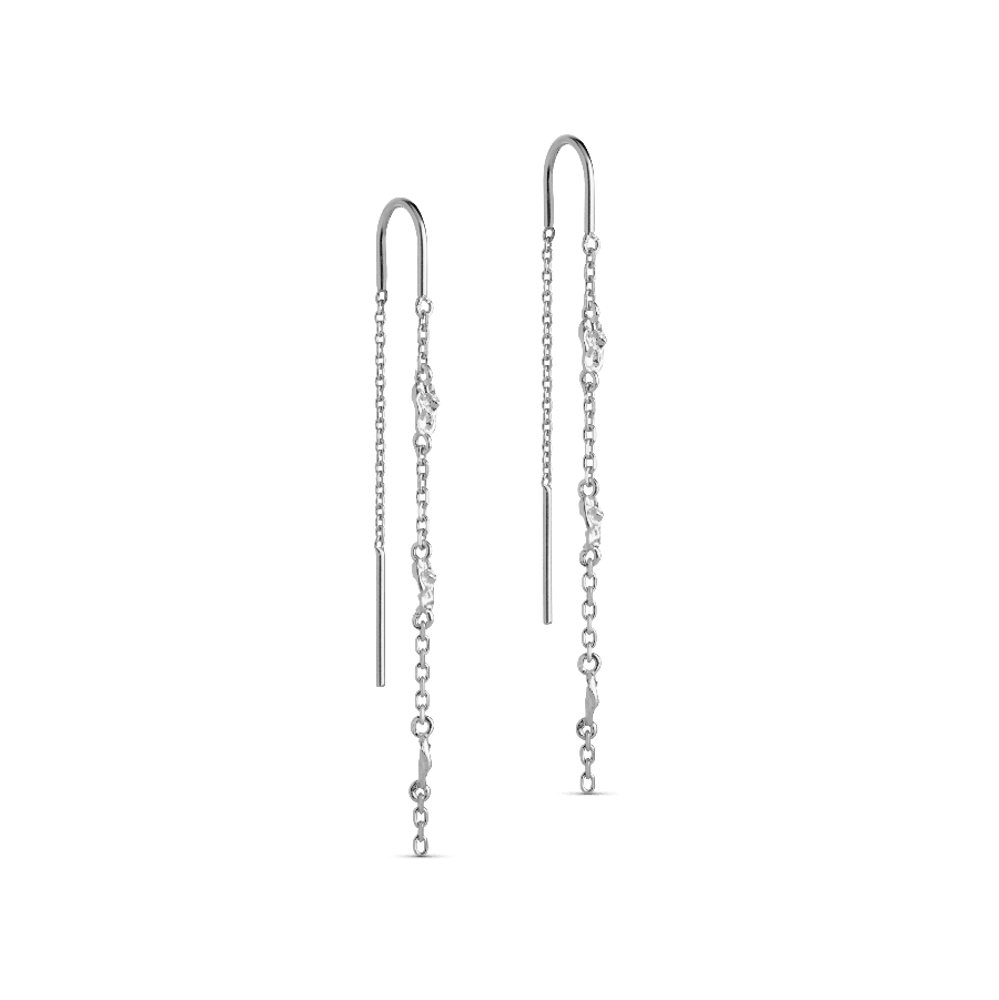 enamel kia örhängen silver, långkedjade örhängen i glänsande silver med organiska detaljer modell E369SM-E369SM-1