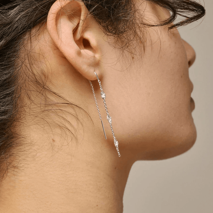 enamel kia örhängen silver, eleganta långkedjade örhängen med små detaljer som bärs av kvinna, modell E369SM