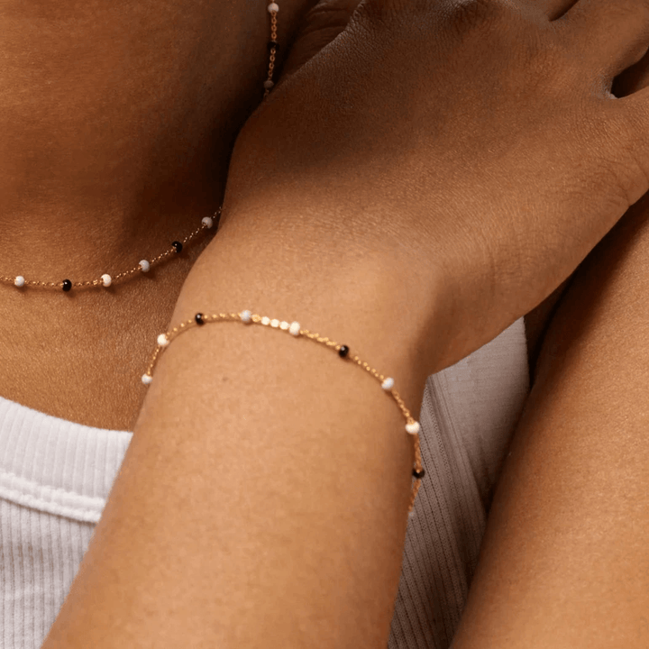 enamel lola salt n pepper armband med små svarta och vita pärlor i guldlook, modell b66g-saltpepper-b66g-saltpepper-2
