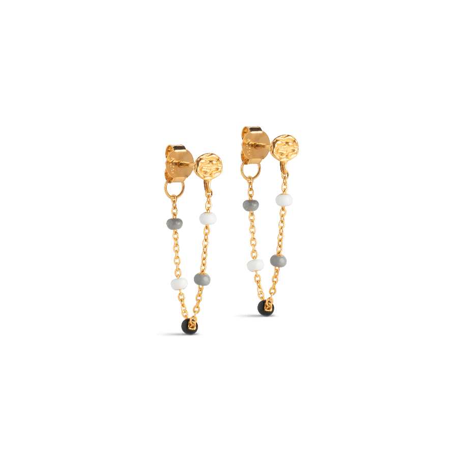 Enamel Lola Salt n Pepper Örhängen e140g salt och peppar med guldpläterad kedja och små vita och gråa pärlor. Modell e140gm-salt peppar-1