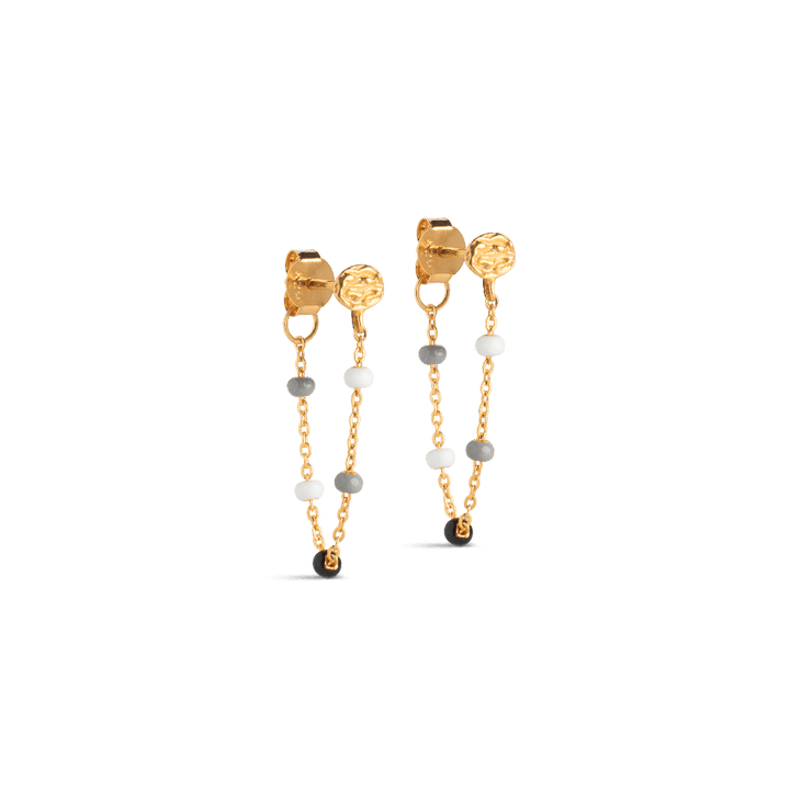 Enamel Lola Salt n Pepper Örhängen e140g salt och peppar med guldpläterad kedja och små vita och gråa pärlor. Modell e140gm-salt peppar-1