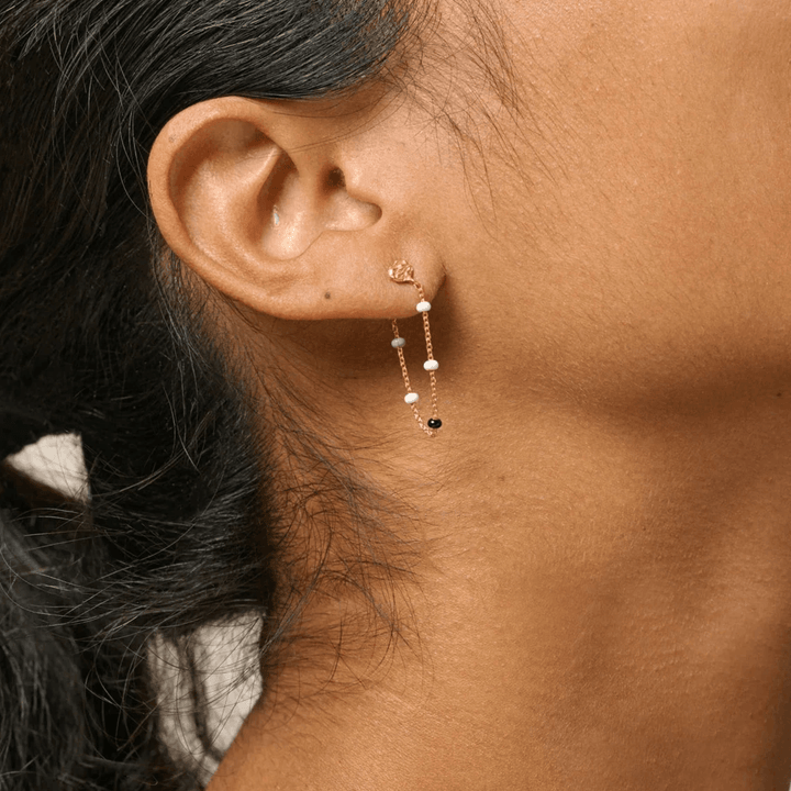 Enamel Lola Salt n Pepper Örhängen på örat, guldörhänge med fina kedjor och pärlor, modell e140gm-saltpeppar