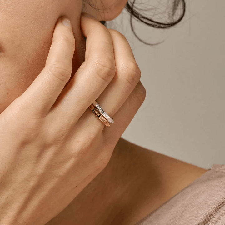 enamel mamma guldpläterad ring visas på kvinnans hand, elegant och gyllene detalj. Modell R86G-R86G-001-2