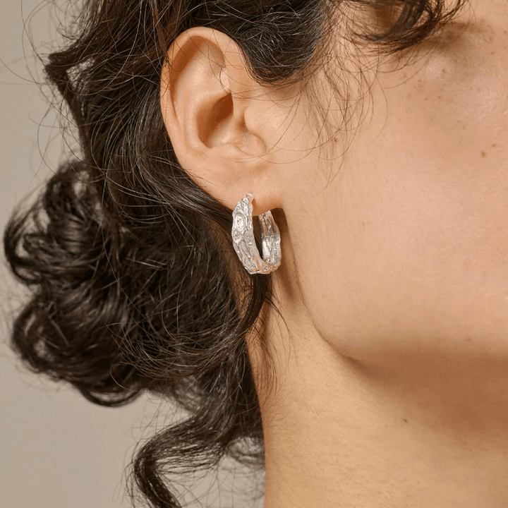 enamel Nela silverbågar 20 mm bärs här i örat, matt struktur och organisk design, modell e370sm-e370sm-2