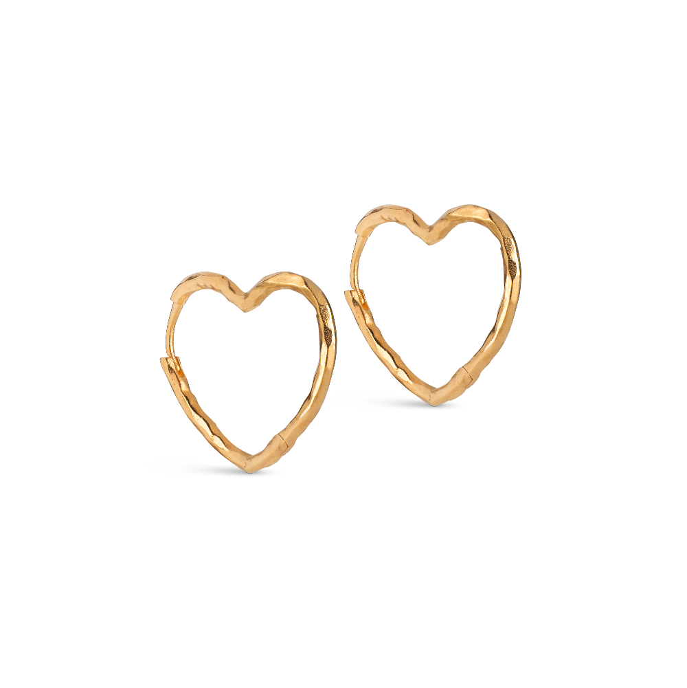 enamel organiska hjärta medium bågar i guldpläterat silver, två öppna hjärtformade örhängen i gyllene finish. Modell e414gm-1
