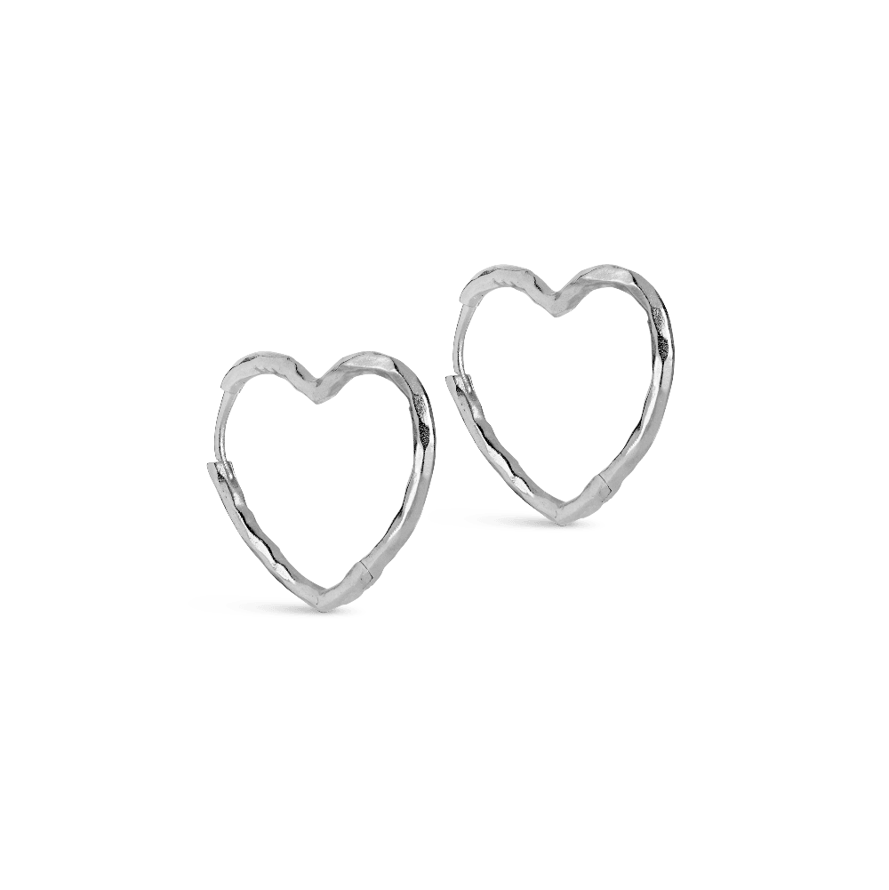 Enamel Organic Heart Medium Hoops visar ett par silverörhängen i en öppen hjärtform. Modell e414sm-1