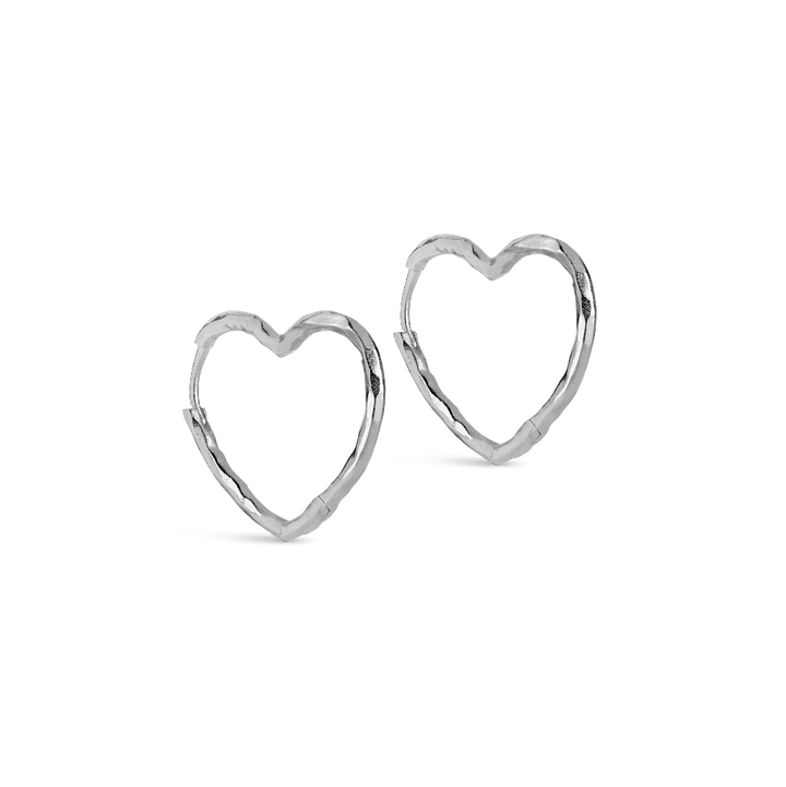 Enamel Organic Heart Medium Hoops visar ett par silverörhängen i en öppen hjärtform. Modell e414sm-1