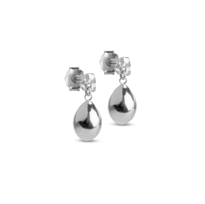 enamel-poe-studs-i-sol, silver droppformade dubbar fotograferade mot neutral bakgrund. Modell e385sm-1