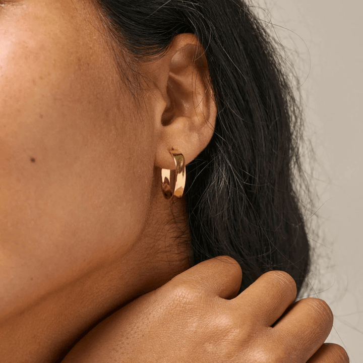 enamel sandra smala guldpläterade bågar 18 mm visade bärs i örat av modellen, guldfärgade, Modell e392g-e392g-2