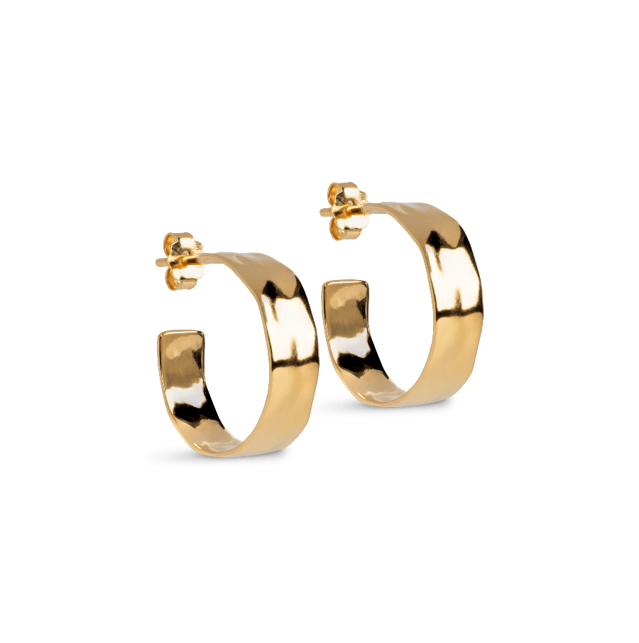 Enamel Sandra Wide Gold Plated Hoops 20mm visar breda, glänsande guldpläterade örhängen i en klassisk rund form. Modell e393g-e393g-1