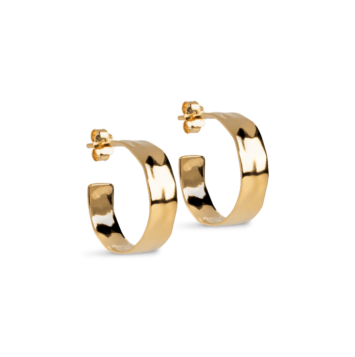 Enamel Sandra Wide Gold Plated Hoops 20mm visar breda, glänsande guldpläterade örhängen i en klassisk rund form. Modell e393g-e393g-1