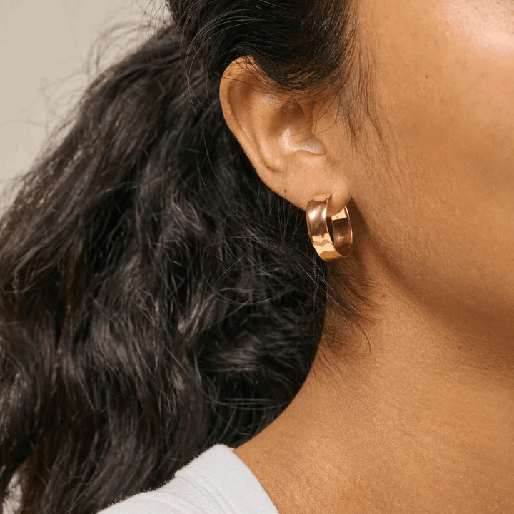 enamel sandra breda guldpläterade bågar 20 mm bärs i örat, glänsande guldfärgad yta, modell e393g-e393g-2