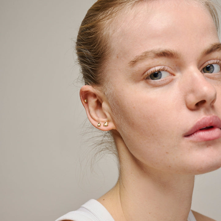 enamel små solskensörhängen daisy e420g daisy visas bärs på örat av modell, guldfärgad design, modell e420g daisy-2