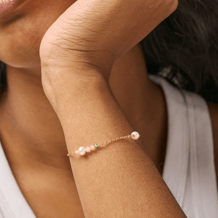 enamel sofia armband armband med pärlor i rosa och guld på kvinnans hand, modell b136gm-ljusrosa