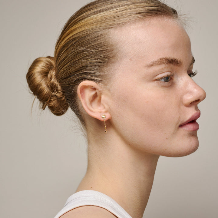 enamel solskensörhängen i guldpläterade bärs av kvinna med uppsatt hår, elegant solmotiv, modell E423G-2