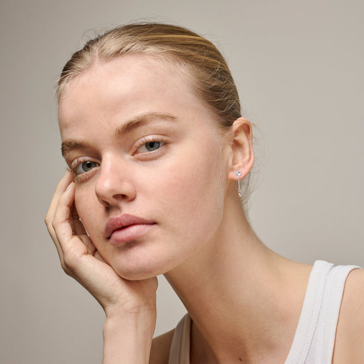 Enamel Sunshine Drop Örhängen på modell, visade i silvermetall med enkel droppdesign. Modell E423S-2